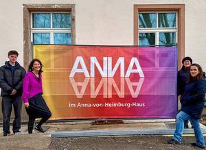 ANNA steht für generationenübergreifende Vielfalt: (v.l.) Lasse Reinert, Angela Perlet, Julia Gessel und Virginia Guerra-Fischer vor dem neuen Logo.