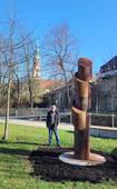 Jürgen Knubben vor seinem Werk „Große Rundsäule“ am Mühlbach in Offenburg
