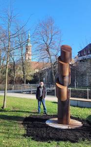Jürgen Knubben vor seinem Werk „Große Rundsäule“ am Mühlbach in Offenburg
