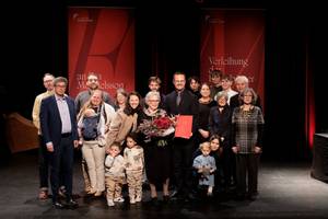 Eva Mendelsson mit der gesamten Familie und OB Marco Steffens.