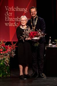 Eva Mendelsson mit OB Marco Steffens.