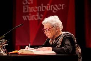 Eva Mendelsson beim Eintrag ins goldene Buch der Stadt Offenburg