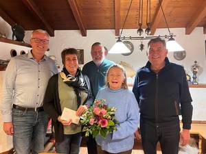 Quelle: Annika Förster Mit dabei bei der Spendenübergabe (v. l.): Gerd Bauert (1. Zunftmeister Narrenzunft Beiabsäger Hofier), Ingrid Spitznagel (ETSV 1846 Jahn Offenburg), Achim Richter, Ulrike Richter (Leichtathletik- und Freizeitsportverein Schutterwald), Jürgen Oßwald (Organisator hoch3 –Firmenlauf.