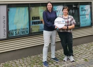 Polina Ullrich (r.) von der Lebenshilfe Offenburg-Oberkirch-Lahr e.V. übergibt der Leiterin des Salmen Jaana Klumpp die Auszeichnung.