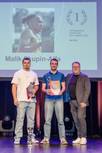 Die Sportler des Jahres 2025: Erster Platz: Malik Skupin-Alfa  (nicht anwesend, auf der Leinwand zu sehen), 3. Platz Europameisterschaft (4×400 m), Zweitplatzierter Max Dehning (li), 1. Platz Deutsche Meisterschaft Speerwurf und Drittplatzierter André Hänicke (mittig), 3. Platz Europameisterschaft Unterwasserrugby mit Bürgermeister Hans-Peter Kopp.